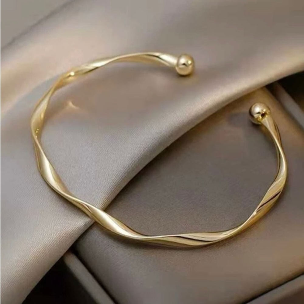 Yellow gold twisted bangle bracelet